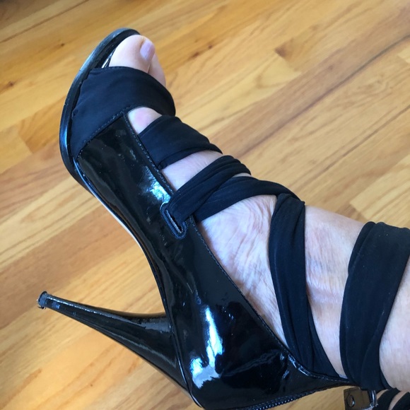 GUESS Very strappy and patent leather shoe - Picture 2 of 4